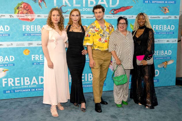 Bilder des Jahres 2022, Entertainment 06 Juni Entertainment Themen der Woche KW25 Entertainment Bilder des Tages Julia Jendroßek, Andrea Sawatzki, Samuel Schneider, Maria Happel und Melodie Wakivuamina bei der Premiere des Kinofilms Freibad auf dem 39. Filmfest München 2022 in der Astor Filmlounge. München, 25.06.2022
