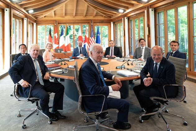 Bilder des Jahres 2022, News 06 Juni News Themen der Woche KW25 News Bilder des Tages G7 Treffen auf Schloss Elmau Aktuell, Schloss Elmau, Olaf Scholz Bundeskanzler Praesidentschaft G7 Deutschland gemeinsam mit Boris Johnson Premierminister Vereinigtes Koenigreich und Joseph Biden Praesident Vereinigte Staaten von Amerika und Charles Michel Praesident Europaeischer Rat und Emmanuel Macron Praesident Frankreich, Fumio Kishida Premierminister Japan Mario Draghi Ministerpraesident Italien bei der Ersten Arbeitssitzung der G7-Staats- und Regierungschefs im Rahmen eines Arbeitsmittagessens beim G7 Treffen auf Schloss Elmau im Rahmen der deutschen Praesidentschaft Schloss Elmau Bayern Deutschland