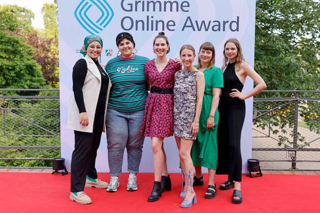 Bilder des Jahres 2022, Entertainment 06 Juni Entertainment Themen der Woche KW25 Die Gewinner eines Preises in der Kategorie Wissen und Bildung, das Team von Safespace.offiziell bestehend aus Säli El Mohands, Saphira Siegmund, Ariane Böhm, Elena Münker, Malina Florentine Sternberg und Lea Wessels zur Verleihung des Grimme Online Awards 2022 in der Kölner Flora. Der Grimme Online Award (GOA) gilt als wichtigste Auszeichnung für Publizistik im Internet, die die seit 2001 vom Grimme-Institut, das auch den renommierten Fernsehpreis Grimme-Preis verleiht, vergeben wird. Köln, 23.06.2022 NRW Deutschland Copyright: xChristophxHardtx