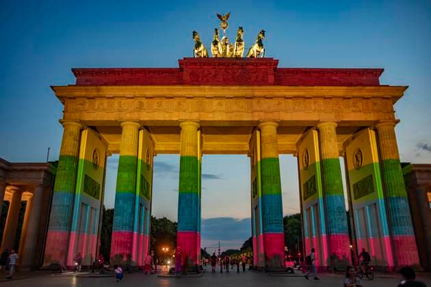 Bilder des Jahres 2022, News 06 Juni News Themen der Woche KW25 News Bilder des Tages Brandenburger Tor wird in Regenbogenfarben angestrahlt, Nach dem mutmaßlich islamistischen Terroranschlag auf einen Osloer Queer-Club, wurde das Brandenburger Tor als Zeichen der Solidarität mit dem Opfern in den Regenbogenfarben am Sonntagabend angestrahlt. Berlin steht als Regenbogenhauptstadt an der Seite der Menschen in Oslo und ganz Norwegen, die trauern, sagte die Regierende Bürgermeisterin von Berlin, Franziska Giffey. Berlin Berlin Deutschland
