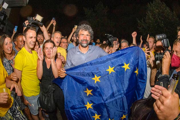 Bilder des Jahres 2022, News 06 Juni News Themen der Woche KW25 News Bilder des Tages Foto IPP Maurilio Boldrini Verona 26.6.2022 Politica elezioni comunali per elezione nuovo sindaco di Verona nella foto il nuovo Sindaco Damiano Tommasi festeggia la vittoria con una bandiera dell Unione Europea Italy Photo Press - World Copyright Spoglio elettorale Damiano Tomma