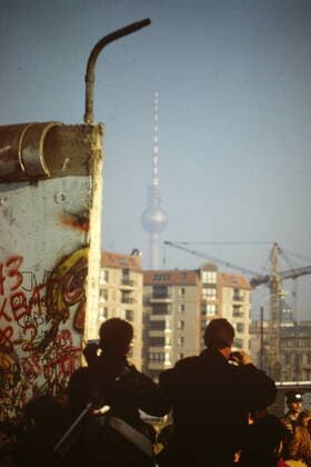 Im November 1989 kommen Westberliner rund um das Brandenburger Tor zusammen, um DDR Bürger wegen ihrer neuen Reisefreiheit zu begruessen. Mauerfall Brandenburger Tor