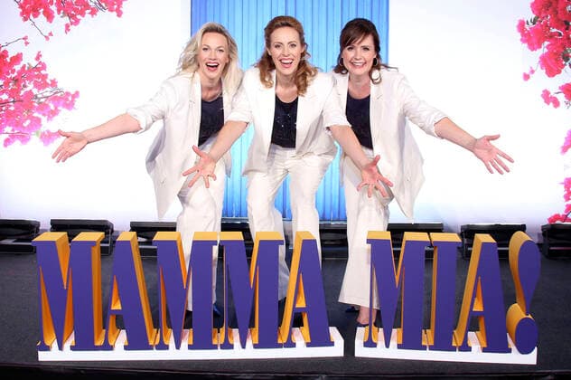 Bilder des Jahres 2022, Entertainment 06 Juni Entertainment Themen der Woche KW26 Entertainment Bilder des Tages Jennifer van Brenk, Anna Thoren und Franziska Lessing bei der Präsentation des neuen Cast für die Wiederaufnahme des Musicals Mamma Mia! nach 20 Jahren im Theater Neue Flora. Hamburg, 29.06.2022