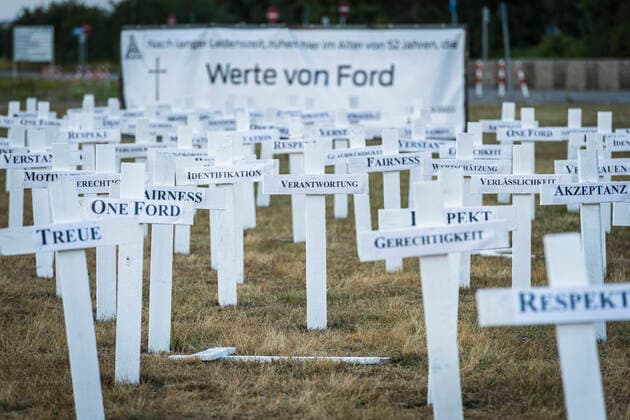 Bilder des Jahres 2022, News 06 Juni News Themen der Woche KW26 226 weiße Kreuze stehen am Mittwochabend (29.06.2022) vor dem Ford Werks in Saarlouis. Rund 800 Mitarbeiter des Betriebs haben sie am Mittag während einer Protestaktion in den Boden geschlagen und damit Firmenwerte wie Treue, Verlässlichkeit, Vertrauen, Respekt, Glaubwürdigkeit oder Identifikation symbolisch beerdigt. Grund für die Aktion ist der Beschluss von Ford nach 2025 kein Elektroauto am Standort in Saarlouis zu bauen.Dann läuft die Produktion für den Focus aus. Für rund 6000 Mitarbeiter ist ihre Zukunft bei Ford somit ungewiss. Die 226 Kreuze stehen für den 22.Juni an dem der Entschluss Fords bekannt gegeben wurde.