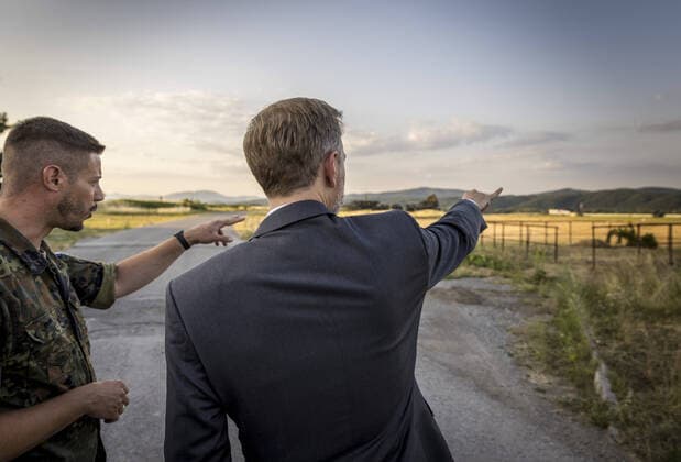 Bilder des Jahres 2022, News 06 Juni News Themen der Woche KW26 Christian Lindner (FDP), Bundesminister der Finanzen, besucht deutsche Soldaten am NATO Stuetzpunkt Sliac in der Slovakei. Hier ist die 1. Einsatzstaffel PATRIOT stationiert. Sliac Slovakia Copyright: xThomasxKoehlerx