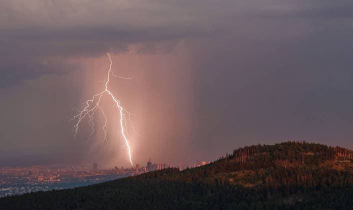 Bilder des Jahres 2022, News 06 Juni News Themen der Woche KW26 News Bilder des Tages Blitz über Frankfurt Ein Blitz schlägt vom Großen Feldberg im Taunus aus gesehen im Rhein-Main-Gebiet über der Frankfurter Skyline ein., Schmitten Hessen Deutschland