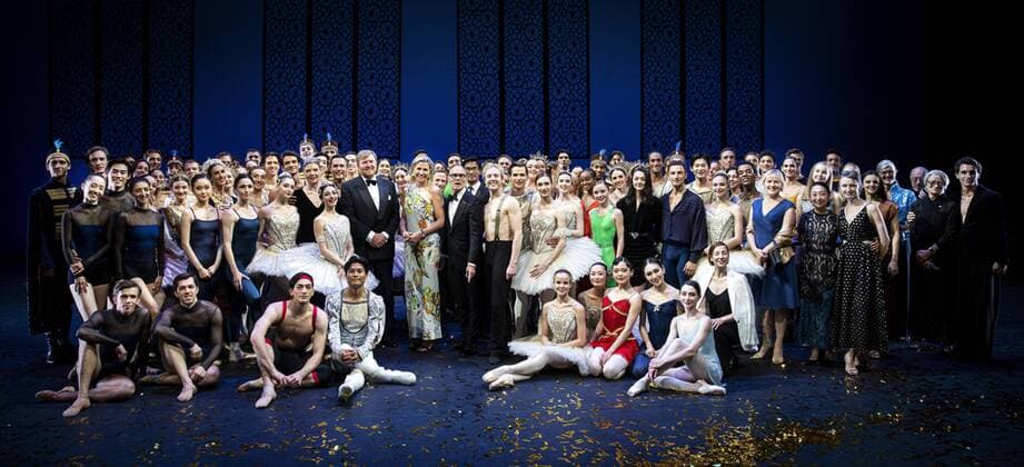 Bilder des Jahres 2022, Entertainment 06 Juni Entertainment Themen der Woche KW26 Entertainment Bilder des Tages 2022-06-30 22:53:57 AMSTERDAM - King Willem-Alexander and Queen Maxima with dancers on stage during their visit in honor of the sixtieth anniversary of Dutch National Ballet. For Dutch National Ballet, the 2021-2022 season is partly dominated by birthdays. The company will be exactly 60 years old on August 31, 2021. Choreographer Toer van Schayk hopes to turn 85 in September and colleague Hans van Manen even 90 next year. ANP RAMON VAN FLYMEN netherlands out - belgium out