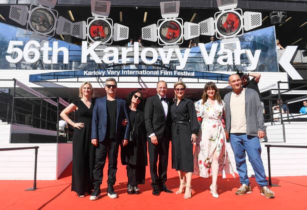 Bilder des Jahres 2022, Entertainment 07 Juli Entertainment Themen der Woche KW26 Entertainment Bilder des Tages Delegation of the competition film Fucking Bornholm, from left Izabela Kiszka-Hoflik, Marcel Slawinski, Katarzyna Sobanska, actor Maciej Stuhr, director Anna Kazejak, Marta Lewandowska and screenwriter Filip Kasperaszek attend a premiere of the competition film Fucking Bornholm within the 56th International Film Festival Karlovy Vary (KVIFF), on July 2nd, 2022, in Karlovy Vary, Czech Republic. (CTKxPhoto KaterinaxSulova) CTKPhotoP2022070205205 suk026