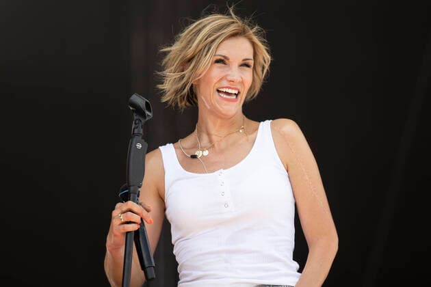 Bilder des Jahres 2022, Entertainment 07 Juli Entertainment Themen der Woche KW26 Entertainment Bilder des Tages Schlagerinsel Unterhaltung: Schlagerinsel am 03.07.2022 Hildesheim (Niedersachsen). Anna-Maria Zimmermann steht in Hildesheim auf der Bühne Hildesheim Volksfestplatz Niedersachsen Deutschland Copyright: xMarcoxSteinbrenner Kirchner-Mediax