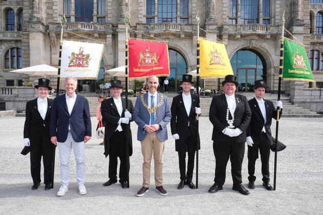 Bilder des Jahres 2022, Entertainment 07 Juli Entertainment Themen der Woche KW26 News Bilder des Tages Vanessa Smorra, Christian Wulff, Torsten Tegtmeier, Belit Onay, Sebastian Witte, Rolf Franke und Julius Torben Stamkort beim Schützenausmarsch zum 493. Schützenfest in der Innenstadt. Hannover, 03.07.2022