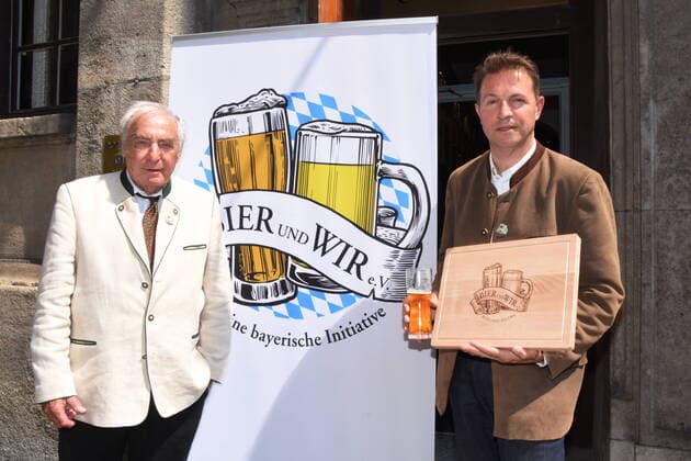 Bilder des Jahres 2022, Entertainment 07 Juli Entertainment Themen der Woche KW27 Prof Horst Wurm Praesident Armin Gastl GF.Vorstand Muenchen 06.07.2022 Empfang in Schuhbecks Platzl-Der Verein Bier und Wir feiert die Antragssellung zum Immaterialen Weltkulturerbe der UNSECO fuer das Bierlan Bayern Muenchen