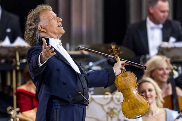 Bilder des Jahres 2022, Entertainment 07 Juli Entertainment Themen der Woche KW27 Entertainment Bilder des Tages 2022-07-07 21:09:05 MAASTRICHT - Violinist Andre Rieu during a concert at the Vrijthof. It is the start of a whole series of concerts on the Maastricht square. ANP KIPPA MARCEL VAN HOORN netherlands out - belgium out