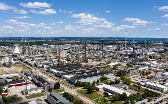 PCK Raffinerie Schwedt Schwedt, 14.07.2022 - Luftbild PCK-Raffinerie GmbH in Schwedt. Ueber die Pipeline Freundschaft wird die PCK Raffinerie mit Rohoel aus Russland versorgt. Die Raffinerie PCK in Schwedt koennte langfristig zur Produktion von klimaneutralem Kerosin umgebaut werden. Schwedt Brandenburg Deutschland