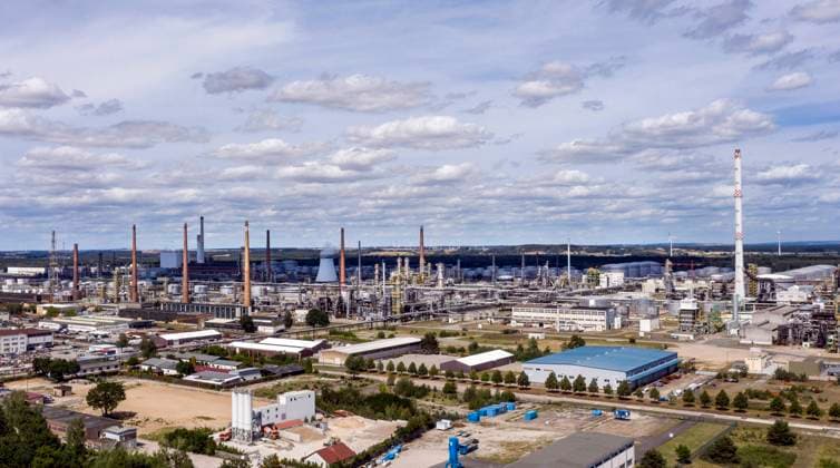 PCK Raffinerie Schwedt Schwedt, 14.07.2022 - Luftbild PCK-Raffinerie GmbH in Schwedt. Ueber die Pipeline Freundschaft wird die PCK Raffinerie mit Rohoel aus Russland versorgt. Die Raffinerie PCK in Schwedt koennte langfristig zur Produktion von klimaneutralem Kerosin umgebaut werden. Schwedt Brandenburg Deutschland