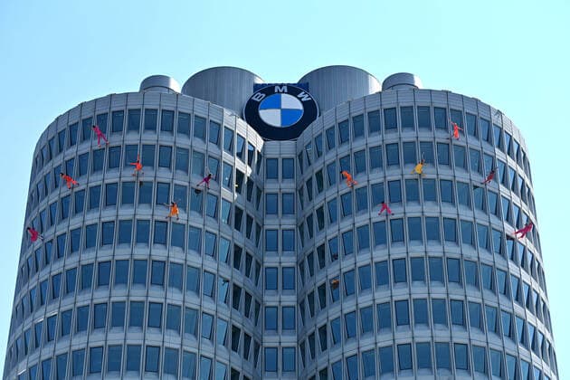 Bilder des Jahres 2022, News 07 Juli News Themen der Woche KW29 Artisten,Hochhauskletterer seilen sich ab. Jubilaeumsveranstaltung ã50 Jahre BMW HochhausÒ am 22.07.2022 in Muenchen