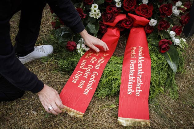 Bilder des Jahres 2022, News 07 Juli News Themen der Woche KW29 Kevin Kuehnert, Generalsekretaer der SPD, legt einen Kranz fuer den SPD-Parteivorstand bei den Falken Neukoelln nieder, anlaesslich des Gedenkens an die Opfer der Anschlaege in Oslo und Utoya vor 11 Jahren. Berlin, 22.07.2022. Berlin Deutschland