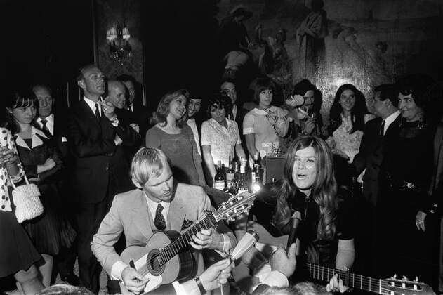 Anefo photo collection. Presentation Cup of the Eurovision Song Contest at Lenny Kuhr on the Spanish embassy in The Hague. Lenny Kuhr sings and behind her the Spanish team. July 9, 1969. The Hague, South Holland Copyright: xpiemagsx pienatarchpart316092021-31680 !ACHTUNG AUFNAHMEDATUM GESCHÄTZT!