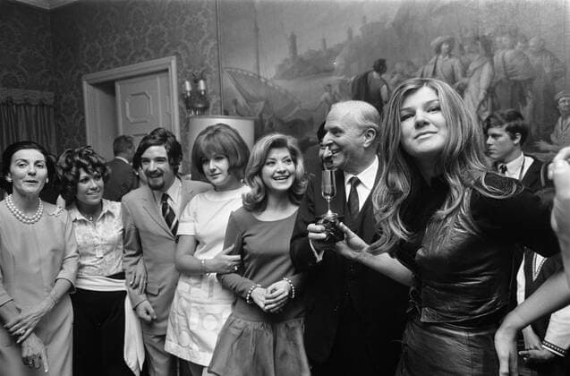 Anefo photo collection. Presentation Cup of the Eurovision Song Contest at Lenny Kuhr on the Spanish embassy in The Hague. From right to left Lenny Kuhr, ambassador A. Sanz-Briz with the cup and completely left Mrs. Sans-Briz. July 9, 1969. The Hague, South Holland Copyright: xpiemagsx pienatarchpart316092021-31681 !ACHTUNG AUFNAHMEDATUM GESCHÄTZT!