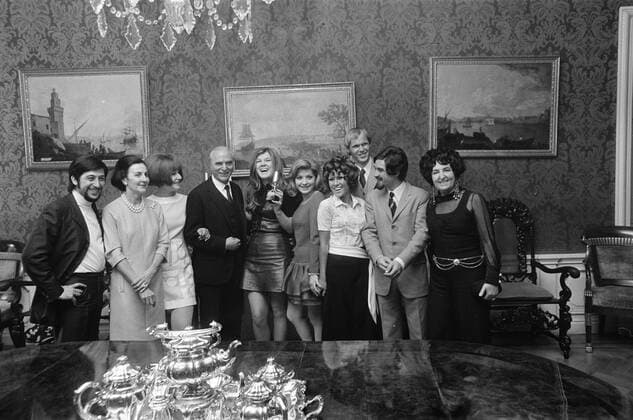 Anefo photo collection. Presentation Cup of the Eurovision Song Contest at Lenny Kuhr on the Spanish embassy in The Hague. Lenny Kuhr with the cup with links Ambassador A. Sanz-Briz. July 9, 1969. The Hague, South Holland Copyright: xpiemagsx pienatarchpart316092021-31682 !ACHTUNG AUFNAHMEDATUM GESCHÄTZT!