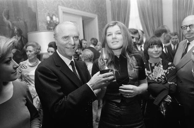 Anefo photo collection. Presentation Cup of the Eurovision Song Contest at Lenny Kuhr on the Spanish embassy in The Hague. Ambassador Sanz-Briz and Lenny Kuhr. July 9, 1969. The Hague, South Holland Copyright: xpiemagsx pienatarchpart316092021-31684 !ACHTUNG AUFNAHMEDATUM GESCHÄTZT!
