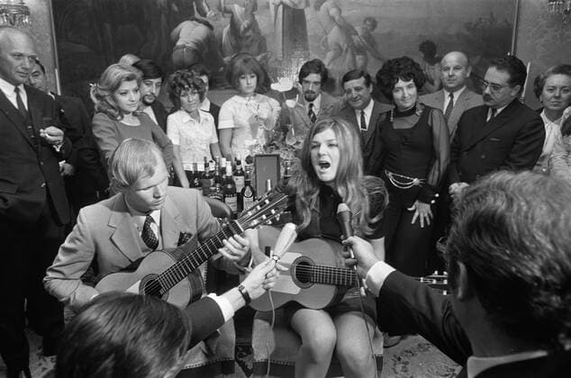Anefo photo collection. Presentation Cup of the Eurovision Song Contest at Lenny Kuhr on the Spanish embassy in The Hague. Lenny Kuhr with the Spanish team behind it. July 9, 1969. The Hague, South Holland Copyright: xpiemagsx pienatarchpart316092021-31685 !ACHTUNG AUFNAHMEDATUM GESCHÄTZT!