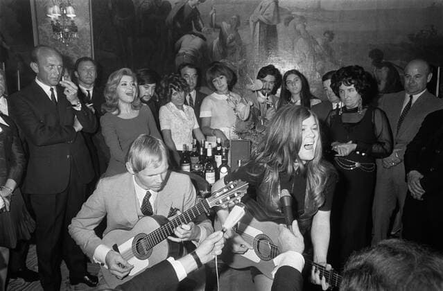 Anefo photo collection. Presentation Cup of the Eurovision Song Contest at Lenny Kuhr on the Spanish embassy in The Hague. Lenny Kuhr and behind it the Spanish team. July 9, 1969. The Hague, South Holland Copyright: xpiemagsx pienatarchpart316092021-31686 !ACHTUNG AUFNAHMEDATUM GESCHÄTZT!