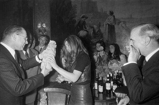 Anefo photo collection. Presentation Cup of the Eurovision Song Contest at Lenny Kuhr on the Spanish embassy in The Hague. Ambassador Sanz-Briz and Lenny Kuhr. July 9, 1969. The Hague, South Holland Copyright: xpiemagsx pienatarchpart316092021-31687 !ACHTUNG AUFNAHMEDATUM GESCHÄTZT!