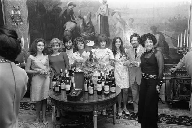 Anefo photo collection. Presentation Cup of the Eurovision Song Contest at Lenny Kuhr on the Spanish embassy in The Hague. Embassies, festivals, ceremonies, singers. July 9, 1969. The Hague, South Holland Copyright: xpiemagsx pienatarchpart316092021-31689 !ACHTUNG AUFNAHMEDATUM GESCHÄTZT!