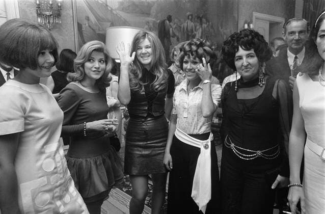 Anefo photo collection. Presentation Cup of the Eurovision Song Contest at Lenny Kuhr on the Spanish embassy in The Hague. Embassies, festivals, ceremonies, singers. July 9, 1969. The Hague, South Holland Copyright: xpiemagsx pienatarchpart316092021-31690 !ACHTUNG AUFNAHMEDATUM GESCHÄTZT!