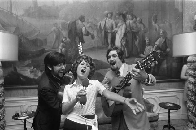 Anefo photo collection. Presentation Cup of the Eurovision Song Contest at Lenny Kuhr on the Spanish embassy in The Hague. The Spanish group sings. July 9, 1969. The Hague, South Holland Copyright: xpiemagsx pienatarchpart316092021-31692 !ACHTUNG AUFNAHMEDATUM GESCHÄTZT!