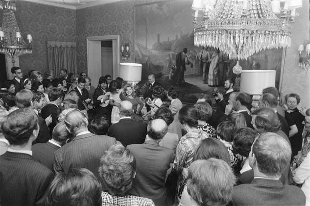 Anefo photo collection. Presentation Cup of the Eurovision Song Contest at Lenny Kuhr on the Spanish embassy in The Hague. Embassies, festivals, ceremonies. July 9, 1969. The Hague, South Holland Copyright: xpiemagsx pienatarchpart316092021-31693 !ACHTUNG AUFNAHMEDATUM GESCHÄTZT!