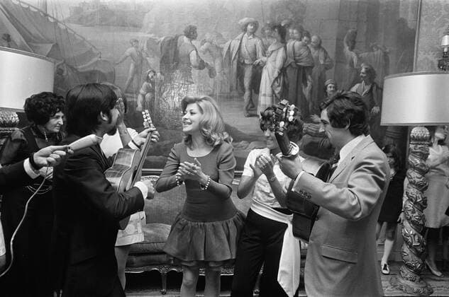 Anefo photo collection. Presentation Cup of the Eurovision Song Contest at Lenny Kuhr on the Spanish embassy in The Hague. The Spanish group sings. July 9, 1969. The Hague, Spain Copyright: xpiemagsx pienatarchpart316092021-31694 !ACHTUNG AUFNAHMEDATUM GESCHÄTZT!
