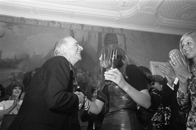 Anefo photo collection. Presentation Cup of the Eurovision Song Contest at Lenny Kuhr on the Spanish embassy in The Hague. Ambassador Sanz-Briz and Lenny Kuhr. July 9, 1969. The Hague, South Holland Copyright: xpiemagsx pienatarchpart316092021-31695 !ACHTUNG AUFNAHMEDATUM GESCHÄTZT!