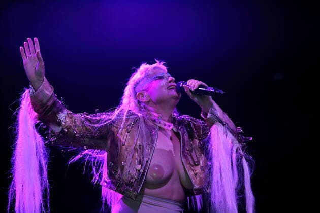Bilder des Jahres 2022, Entertainment 07 Juli Entertainment Themen der Woche KW29 Merrill Beth Nisker alias Peaches bei einem Konzert im Huxleys Neue Welt in Berlin, 22. Juli 2022. Peaches Konzert Berlin