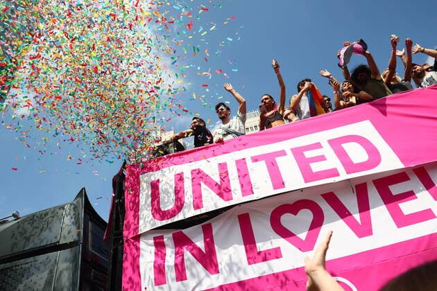 Bilder des Jahres 2022, News 07 Juli News Themen der Woche KW29 News Bilder des Tages Menschen nehmen dem Christopher Street Day Demonstration unter dem Motto United in Love in Berlin am 23. Juli 2022. CSD Berlin 2022