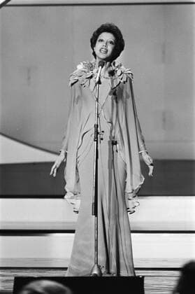 Anefo photo collection. Eurovision Song Contest 76 The Hague; Dutch participant Sandra during performance. April 3, 1976. The Hague, South Holland Copyright: xpiemagsx pienatarchpart417102021-14268 !ACHTUNG AUFNAHMEDATUM GESCHÄTZT!