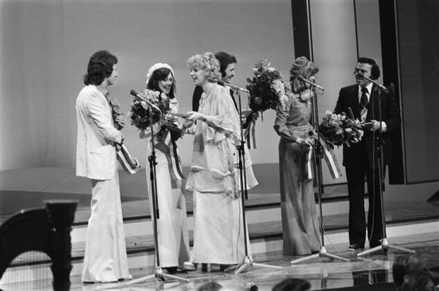 Anefo photo collection. Eurovision Song Contest 76 The Hague; Winners Brotherhood or man get the medals from Getty (Teach Inn). April 3, 1976. The Hague, South Holland Copyright: xpiemagsx pienatarchpart417102021-14269 !ACHTUNG AUFNAHMEDATUM GESCHÄTZT!
