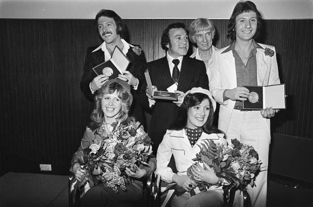 Anefo photo collection. Eurovision Song Contest 76 The Hague; Brotherhood or man (England) with the medals. April 3, 1976. The Hague, Great Britain Copyright: xpiemagsx pienatarchpart417102021-14270 !ACHTUNG AUFNAHMEDATUM GESCHÄTZT!