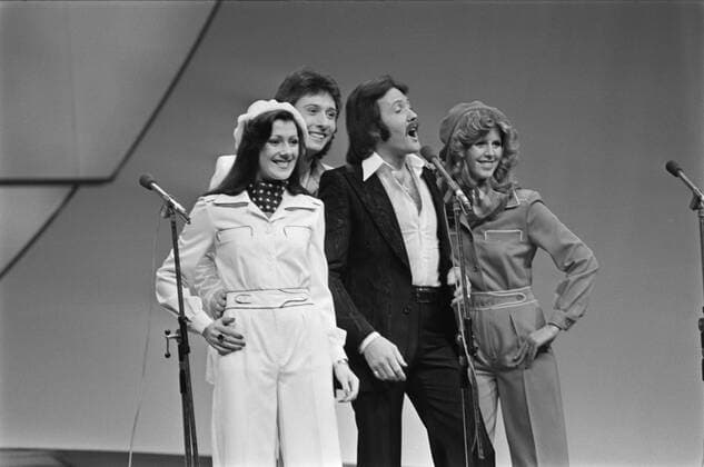 Anefo photo collection. Eurovision Song Contest 76 The Hague; Brotherhood or man (England) during performance. April 3, 1976. The Hague, Great Britain Copyright: xpiemagsx pienatarchpart417102021-14271 !ACHTUNG AUFNAHMEDATUM GESCHÄTZT!