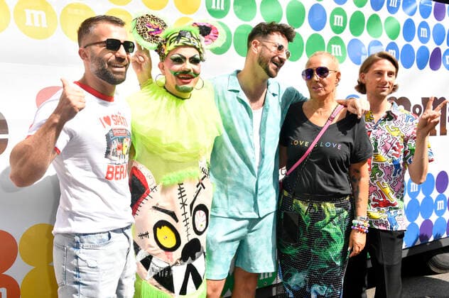 Bilder des Jahres 2022, Entertainment 07 Juli Entertainment Themen der Woche KW29 Entertainment Bilder des Tages Rafi Rachek, Bambi Mercury, Alexander Schäfer, Natascha Ochsenknecht und Gast vor dem M&M s Truck bei der 44. Christopher Street Day Parade 2022 unter dem Motto United in Love! Gegen Hass, Krieg und Diskriminierung vom Spittelmarkt auf gut sieben Kilometern über Potsdamer Platz und Potsdamer Straße zum Nollendorfplatz, von dort weiter zur Siegessäule und zum Brandenburger Tor. Berlin, 23.07.2022