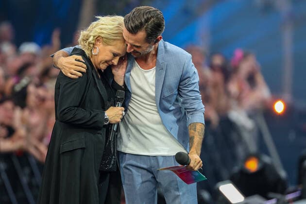 Bilder des Jahres 2022, Entertainment 07 Juli Entertainment Themen der Woche KW29 Entertainment Bilder des Tages DAS GROSSE SCHLAGERCOMEBACK 2022 - LIVE AUS LEIPZIG! am 23.07.2022 aus der Glashalle in Leipzig Nicole wird von Florian Silbereisen umarmt und getröstet Foto: osnapix Das grosse Schlagercomback 2022 - Live aus Leipzig