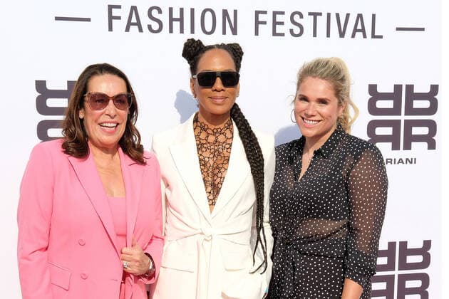 Bilder des Jahres 2022, Entertainment 07 Juli Entertainment Themen der Woche KW29 Entertainment Bilder des Tages Martina Buckenmaier (CEO Riani), Barbara Becker und Mona Buckenmaier (Head of Business Development Riani) bei der Ankunft zum Riani Fashion Cruise Event am 23.07.2022 auf dem Schiff Blue Rhapsody auf dem Rhein im Rahmen der Fashion Days Düsseldorf Riani Fashion Cruise Event auf derBlue Rhapsody im Rahmen der Fashion Days Duesseldorf 2022