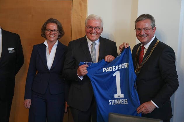 Bilder des Jahres 2022, News 07 Juli News Themen der Woche KW29 News Bilder des Tages Libori-Mahl im Paderborner Rathaus DEU, Deutschland, Nordrhein-Westfalen, Paderborn, 24.07.2022: Ehrengast Frank-Walter Steinmeier, Bundespräsident (Mitte) erhalt als Gastgeschenk ein Trikot des SC Paderborn. Ina Scharrenbach (CDU), Ministerin für Heimat, Kommunales, Bau und Digitalisierung des Landes Nordrhein-Westfalen (links) und der Bürgermeister von Paderborn Michael Dreier (CDU)