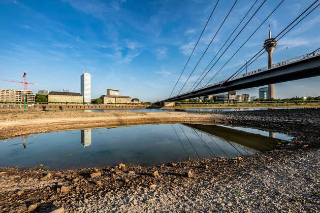 Bilder des Jahres 2022, News 07 Juli News Themen der Woche KW29 News Bilder des Tages Rhein bei Düsseldorf, extremes Niedrigwasser, Rheinpegel bei 81 cm, Tendenz fallend, nach lange Dürre fällt das linke Rheinufer, bei Düsseldorf Oberkassel trocken, Rheinkniebrücke, Rheinturm, NRW, Deutschland, Rhein Niedrigwasser