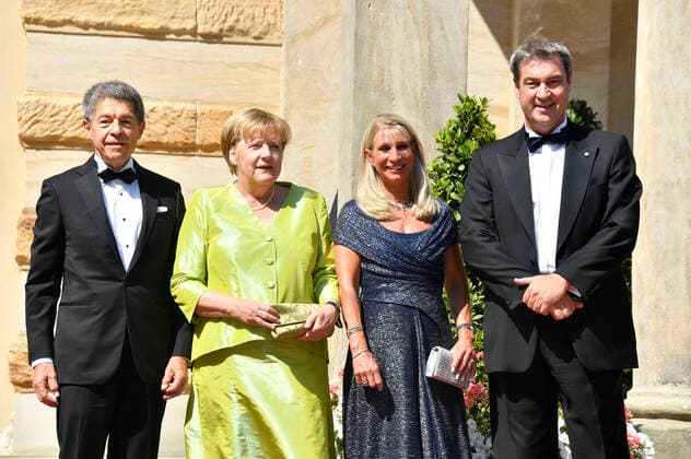 Bilder des Jahres 2022, Entertainment 07 Juli Entertainment Themen der Woche KW 30 Entertainment Bilder des Tages Joachim Sauer, Angela Merkel, Karin Baumüller-Söder und Markus Söder bei der Eröffnung der Richard-Wagner-Festspiele 2022 mit der Premiere von Richard Wagners Tristan und Isolde im Bayreuther Festspielhaus. Bayreuth, 25.07.2022