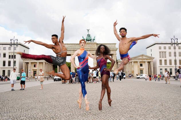 Bilder des Jahres 2022, Entertainment 07 Juli Entertainment Themen der Woche KW 30 Entertainment Bilder des Tages Brandon Gray, Jillian Davis, April Watson und Addison Ector vom Complexions Contemporary Ballet beim Fototermin zur Ballett Premiere von Star Dust - From Bach to Bowie am Brandenburger Tor. Berlin, 26.07.2022