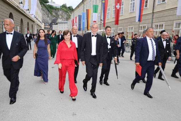 Bilder des Jahres 2022, Entertainment 07 Juli Entertainment Themen der Woche KW 30 Entertainment Bilder des Tages Premiere Herzog Blaubarts Burg Salzburger Festspiele Salzburg, 26. 07. 2022 Alexander van der BELLEN zufuß am Weg zur Felsenreitschule - von ein paar pfeifenden Demonstranten lies er sich nicht die gute Laune verdreben