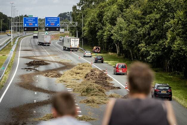 Bilder des Jahres 2022, News 07 Juli News Themen der Woche KW 30 2022-07-27 12:21:26 STAPHORST - Vehicles drive past hay dumped by farmers on the A28. Farmers activists are demonstrating in several places in the country against the government s nitrogen policy. ANP SEM VAN DER WAL netherlands out - belgium out