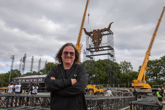 Bilder des Jahres 2022, Entertainment 07 Juli Entertainment Themen der Woche KW 30 Entertainment Bilder des Tages Wacken Sch?del nach 2 Jahren Unterbrechung bereit f?r die Fans aus aller Welt. Thomas Jensen, Mitgr?nder des Wacken Open Air war heute beim symbolischen Sch?delday vor Ort, als zwischen den Hauptb?hnen das Wahrzeichen des Wacken Open Air montiert wurde. Schleswig Holstein Deutschland