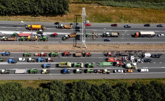 Bilder des Jahres 2022, News 07 Juli News Themen der Woche KW 30 2022-07-28 11:52:20 AZELO - Tractors are blocking the highway at the Azelo junction. There are delays due to the slow-moving agricultural vehicles. In recent days, many farmers protests have seen tractors driving slowly on highways or blocking freeways to protest the cabinet s nitrogen plans. ANP SEM VAN DER WAL netherlands out - belgium out